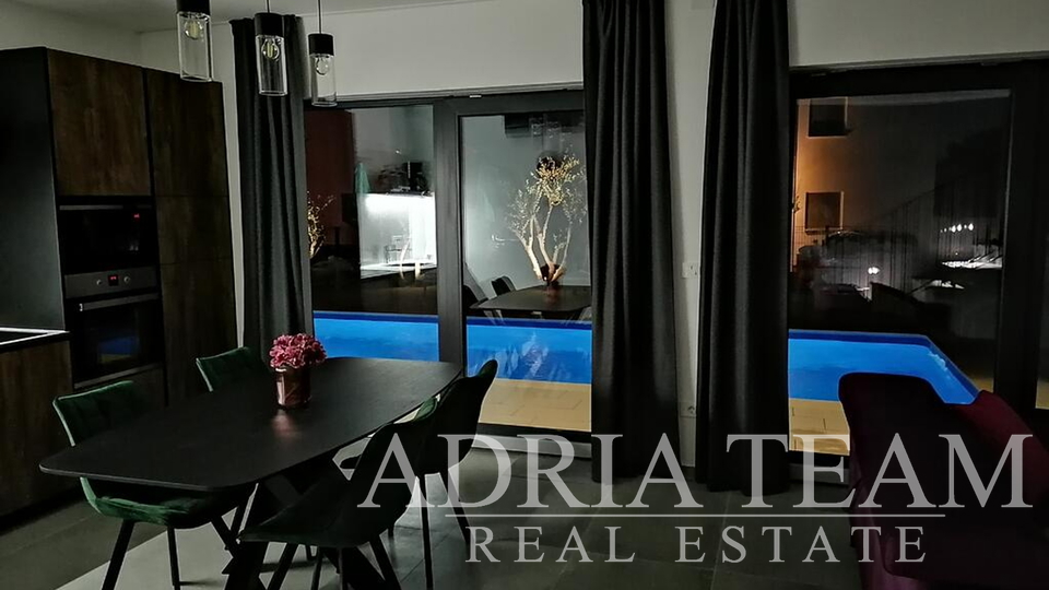 APARTMENTS IN AN URBAN VILLA WITH POOL, 250 m FROM THE SEA, VIR - ZADAR