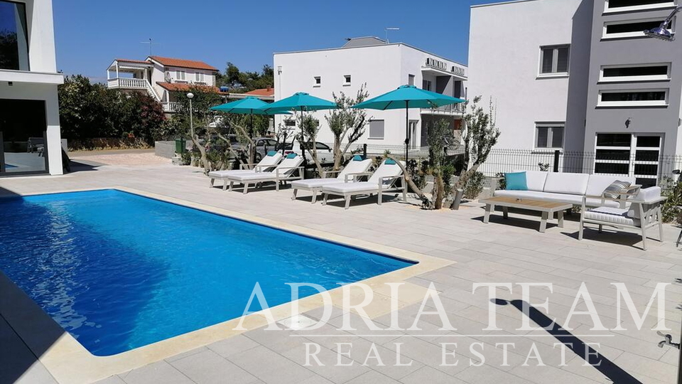 APARTMENTS IN AN URBAN VILLA WITH POOL, 250 m FROM THE SEA, VIR - ZADAR