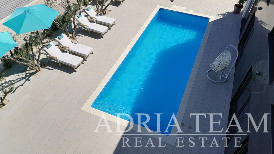 APARTMENTS IN AN URBAN VILLA WITH POOL, 250 m FROM THE SEA, VIR - ZADAR