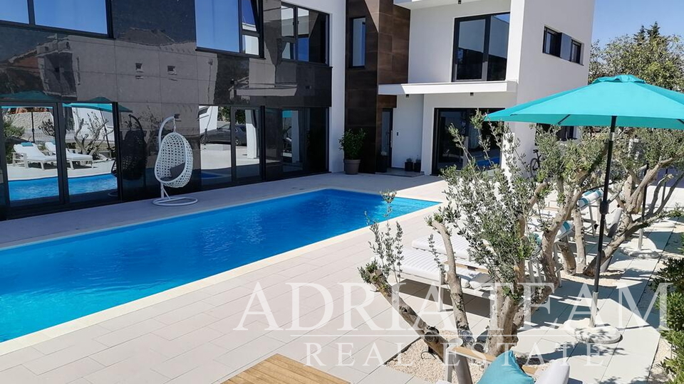 APARTMENTS IN AN URBAN VILLA WITH POOL, 250 m FROM THE SEA, VIR - ZADAR