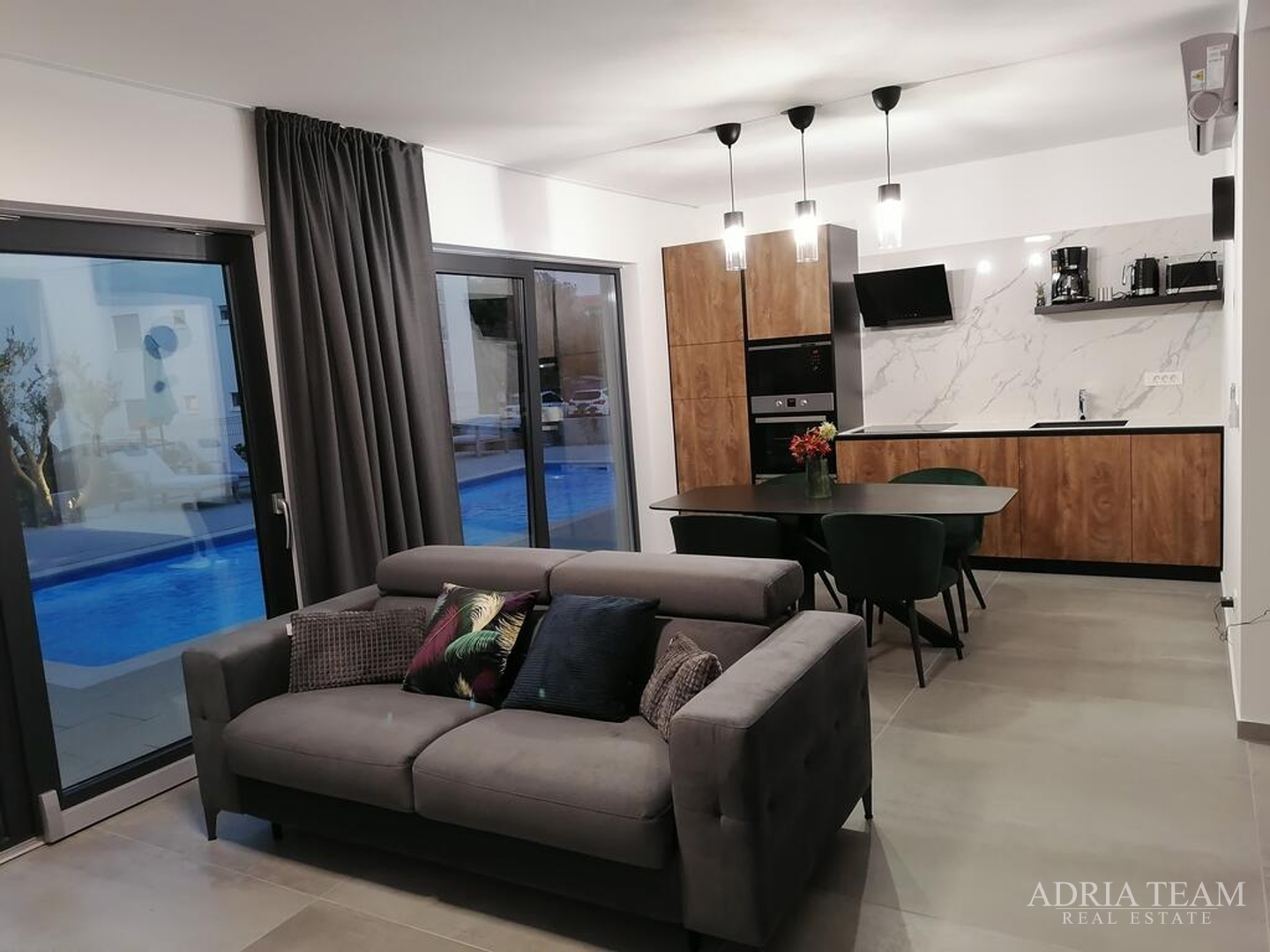 WOHNUNGEN IN EINER STADT VILLA MIT POOL, 250 M VOM MEER ENTFERNT, VIR - ZADAR