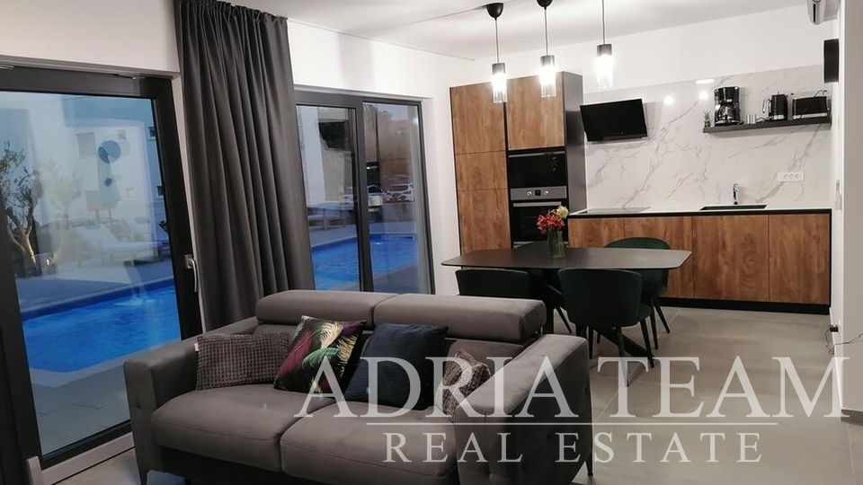 APARTMENTS IN AN URBAN VILLA WITH POOL, 250 m FROM THE SEA, VIR - ZADAR