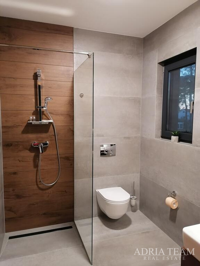 WOHNUNGEN IN EINER STADT VILLA MIT POOL, 250 M VOM MEER ENTFERNT, VIR - ZADAR