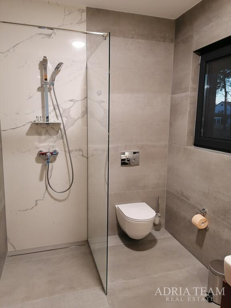 WOHNUNGEN IN EINER STADT VILLA MIT POOL, 250 M VOM MEER ENTFERNT, VIR - ZADAR