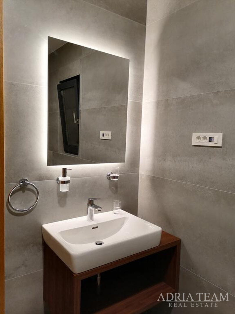 WOHNUNGEN IN EINER STADT VILLA MIT POOL, 250 M VOM MEER ENTFERNT, VIR - ZADAR