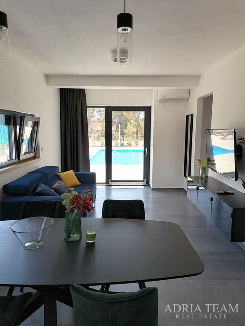 WOHNUNGEN IN EINER STADT VILLA MIT POOL, 250 M VOM MEER ENTFERNT, VIR - ZADAR