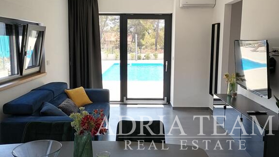 APARTMENTS IN AN URBAN VILLA WITH POOL, 250 m FROM THE SEA, VIR - ZADAR