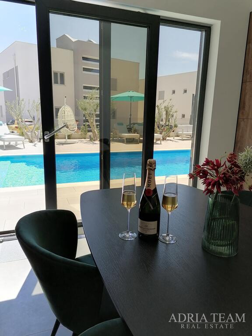 WOHNUNGEN IN EINER STADT VILLA MIT POOL, 250 M VOM MEER ENTFERNT, VIR - ZADAR