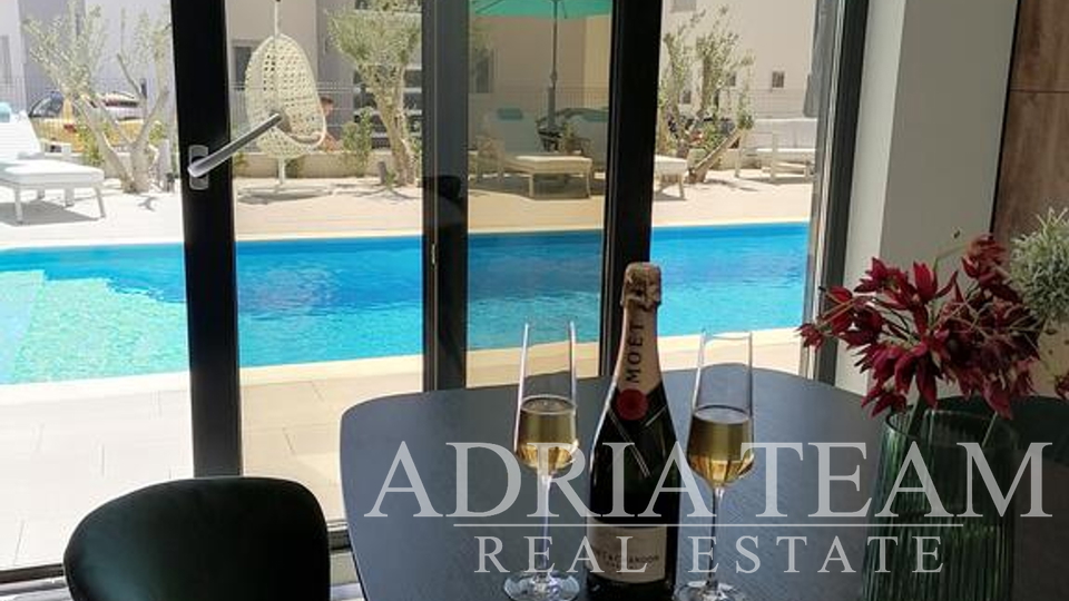 APARTMENTS IN AN URBAN VILLA WITH POOL, 250 m FROM THE SEA, VIR - ZADAR