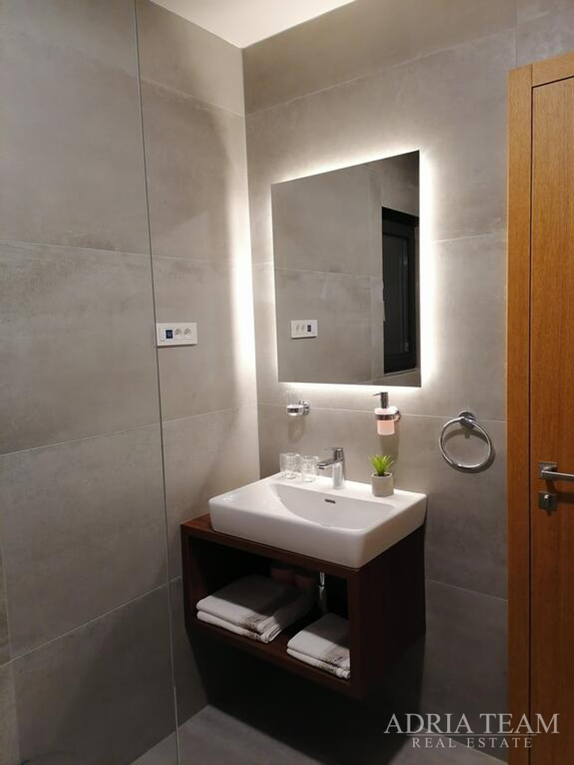 WOHNUNGEN IN EINER STADT VILLA MIT POOL, 250 M VOM MEER ENTFERNT, VIR - ZADAR