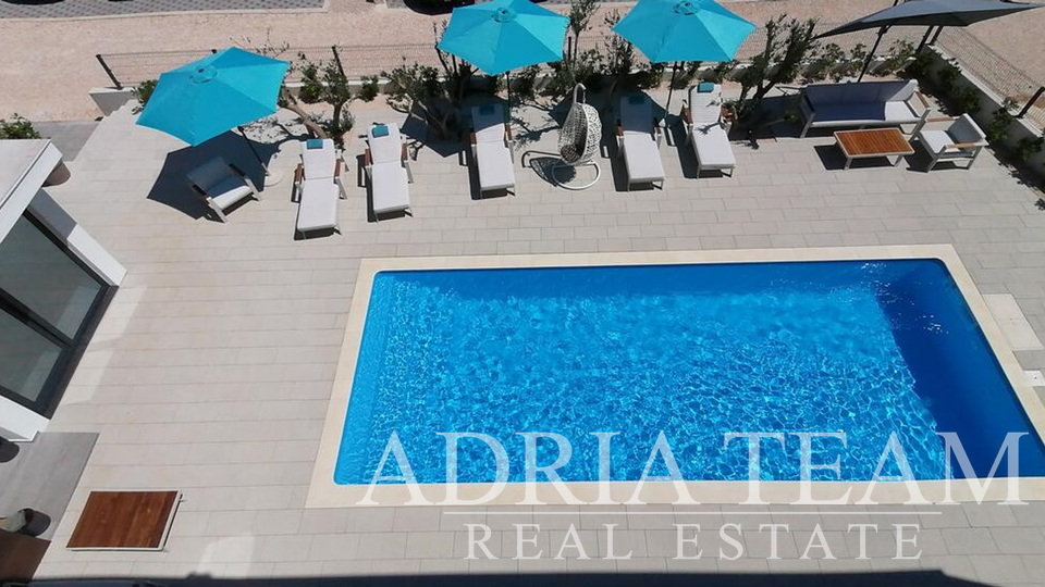 APARTMENTS IN AN URBAN VILLA WITH POOL, 250 m FROM THE SEA, VIR - ZADAR