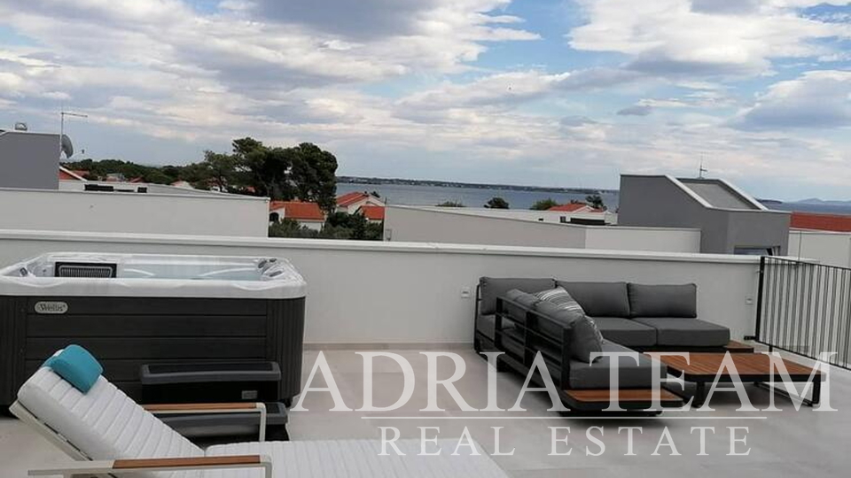 APARTMENTS IN AN URBAN VILLA WITH POOL, 250 m FROM THE SEA, VIR - ZADAR