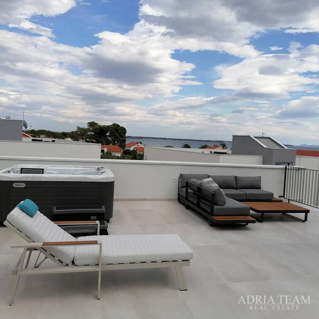 WOHNUNGEN IN EINER STADT VILLA MIT POOL, 250 M VOM MEER ENTFERNT, VIR - ZADAR