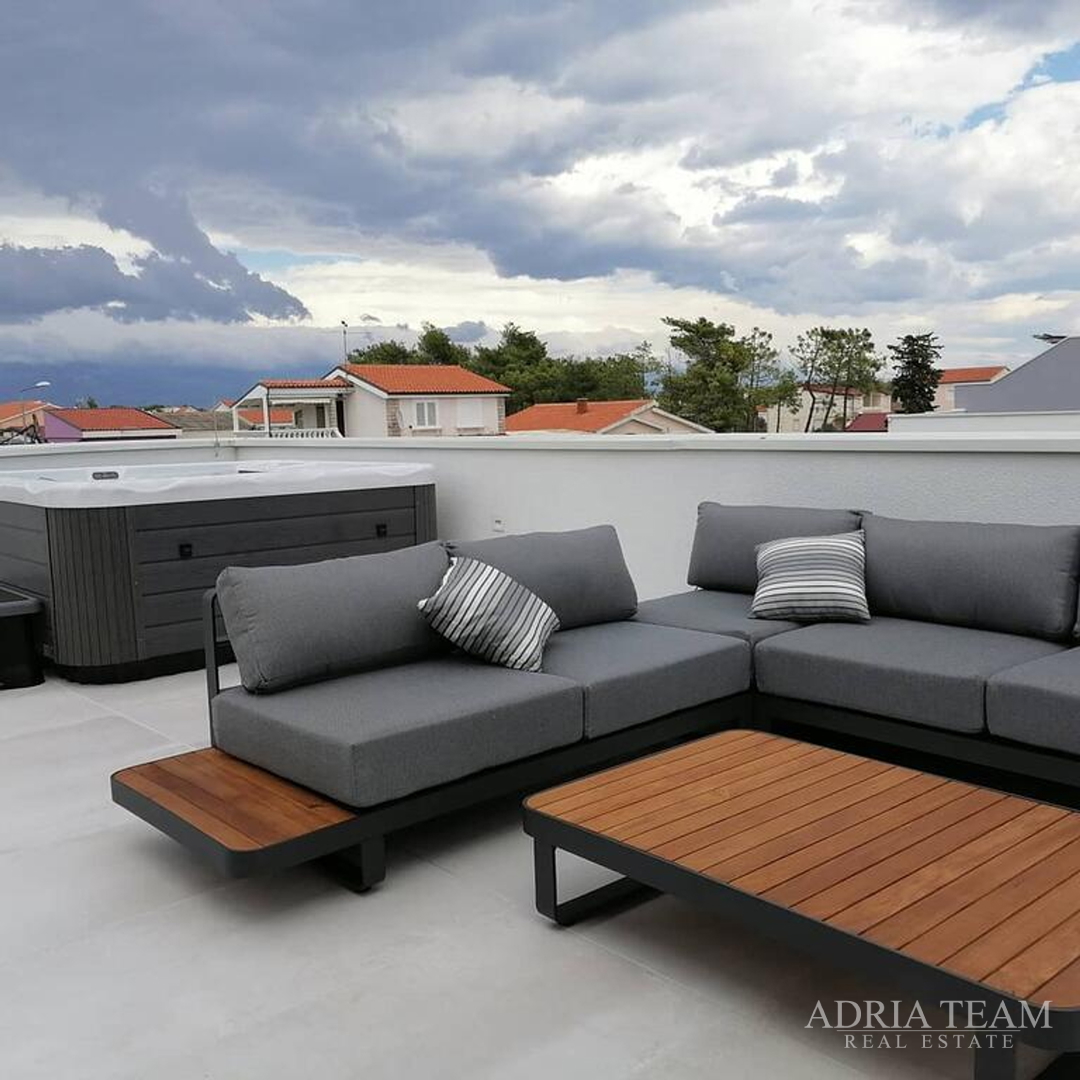 WOHNUNGEN IN EINER STADT VILLA MIT POOL, 250 M VOM MEER ENTFERNT, VIR - ZADAR