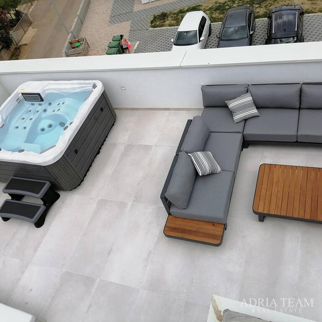 WOHNUNGEN IN EINER STADT VILLA MIT POOL, 250 M VOM MEER ENTFERNT, VIR - ZADAR