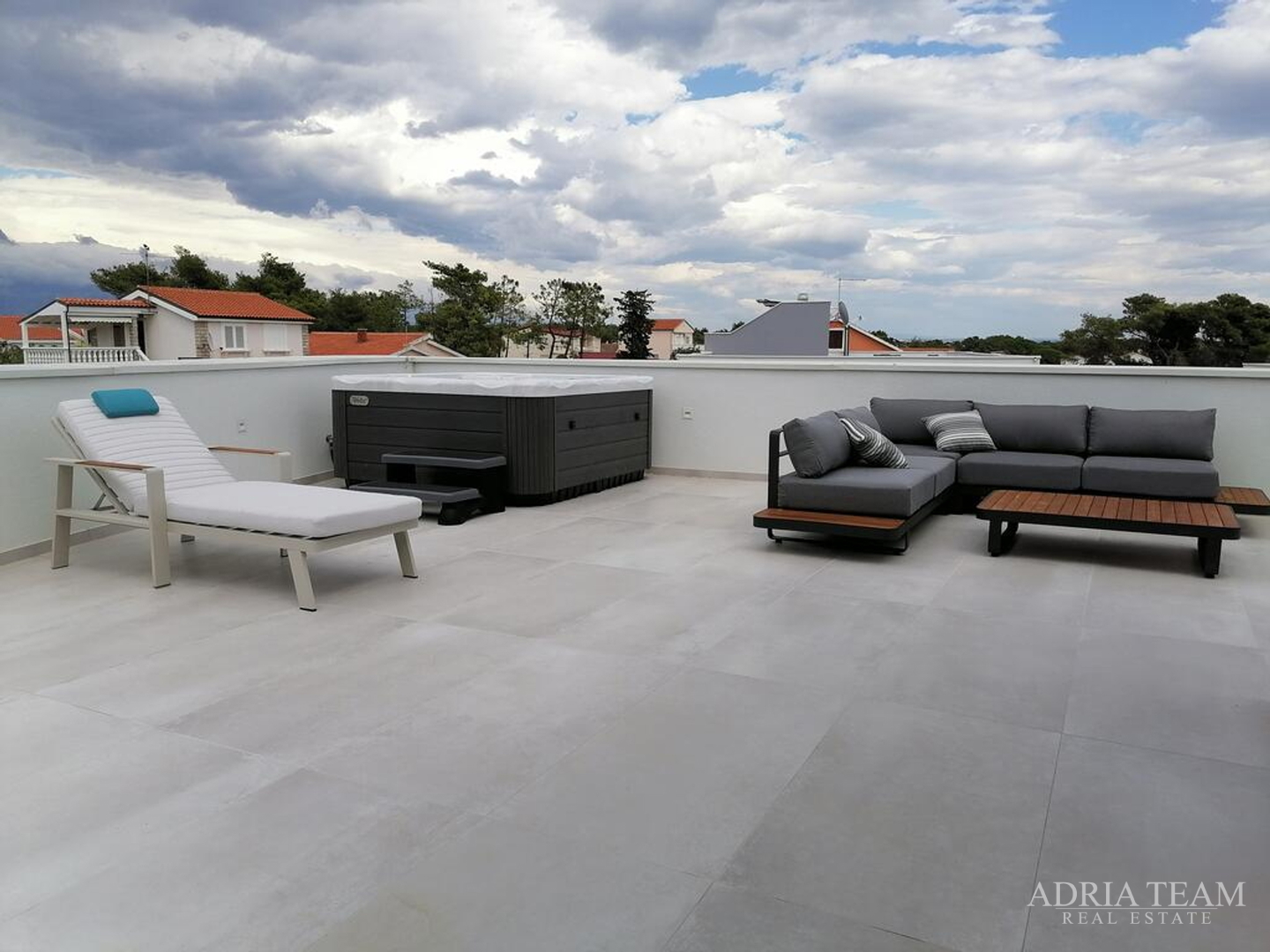 WOHNUNGEN IN EINER STADT VILLA MIT POOL, 250 M VOM MEER ENTFERNT, VIR - ZADAR