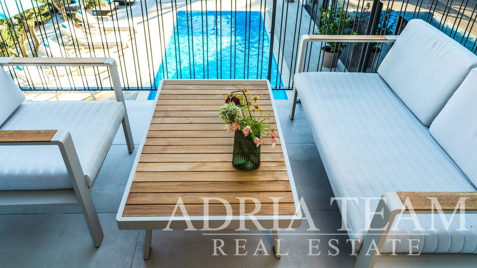 APARTMENTS IN AN URBAN VILLA WITH POOL, 250 m FROM THE SEA, VIR - ZADAR