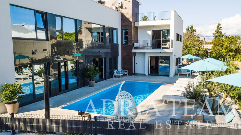 APARTMENTS IN AN URBAN VILLA WITH POOL, 250 m FROM THE SEA, VIR - ZADAR