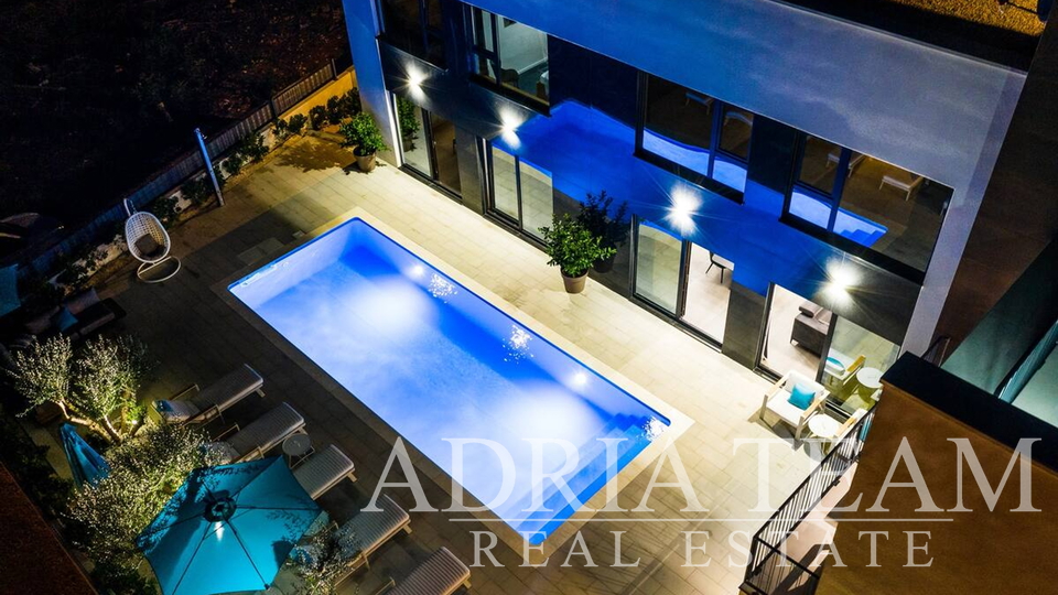 APARTMENTS IN AN URBAN VILLA WITH POOL, 250 m FROM THE SEA, VIR - ZADAR