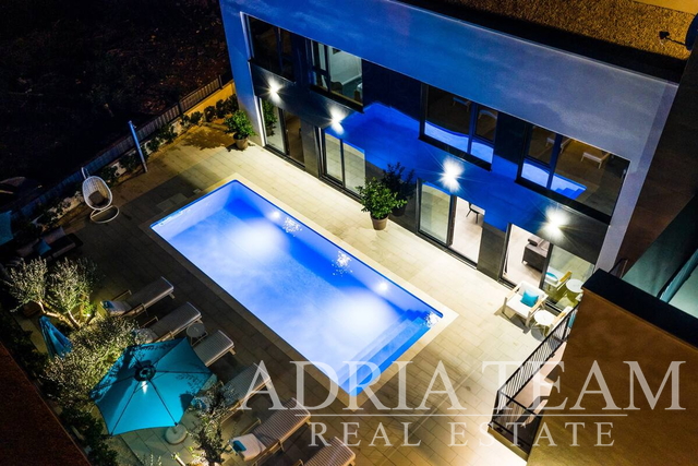 APARTMENTS IN AN URBAN VILLA WITH POOL, 250 m FROM THE SEA, VIR - ZADAR