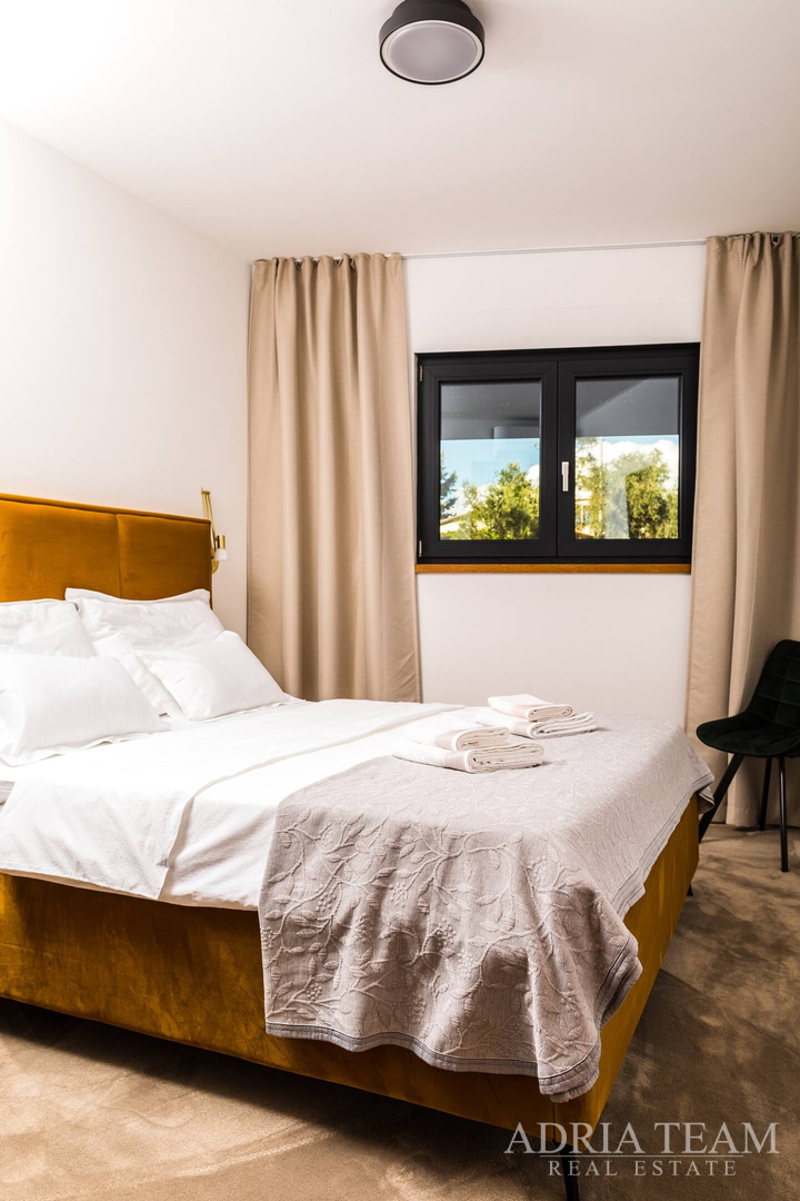 WOHNUNGEN IN EINER STADT VILLA MIT POOL, 250 M VOM MEER ENTFERNT, VIR - ZADAR