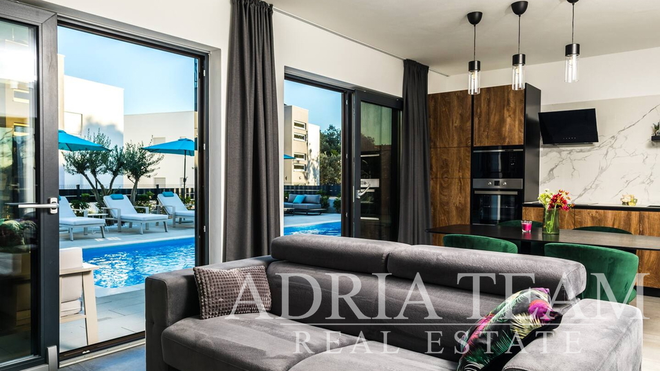 APARTMENTS IN AN URBAN VILLA WITH POOL, 250 m FROM THE SEA, VIR - ZADAR