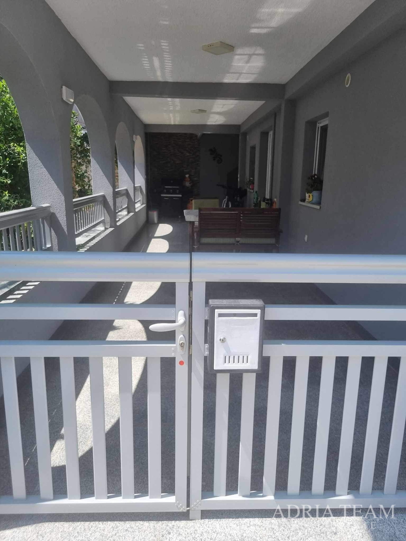 HAUS MIT ZWEI WOHNEINHEITEN - VIR