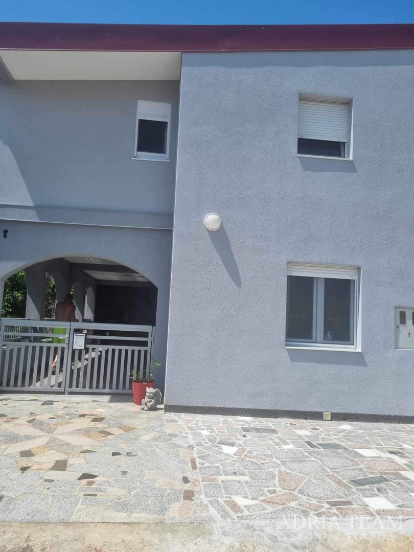 HAUS MIT ZWEI WOHNEINHEITEN - VIR