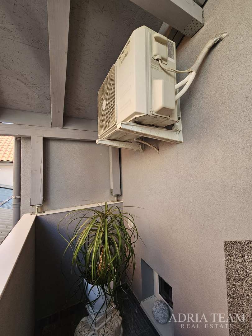 HAUS MIT ZWEI WOHNEINHEITEN - VIR