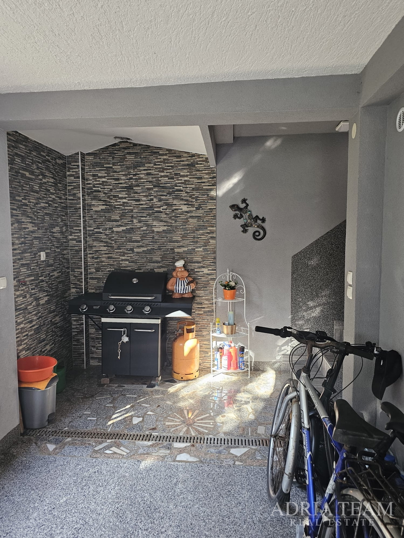 HAUS MIT ZWEI WOHNEINHEITEN - VIR