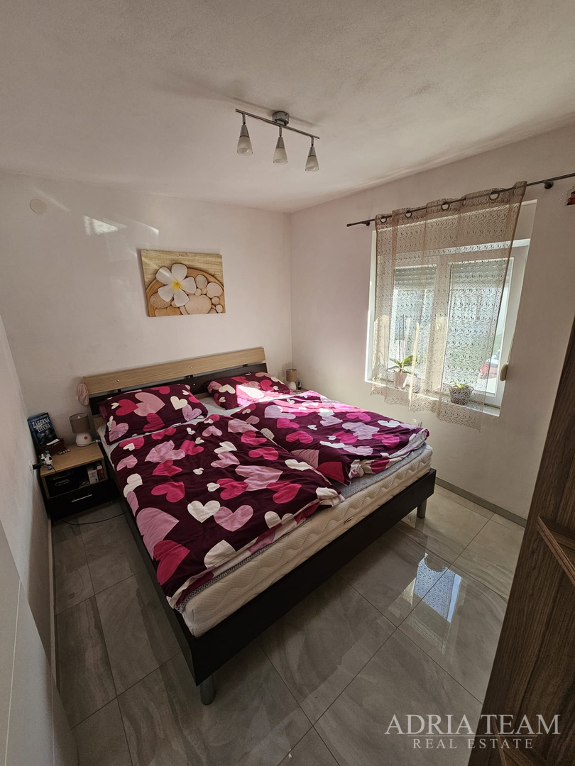 HAUS MIT ZWEI WOHNEINHEITEN - VIR