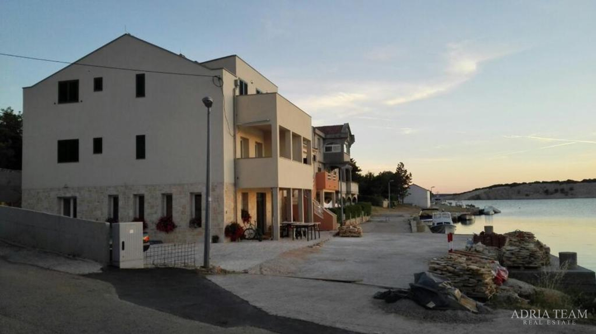 KUĆA U NIZU, PRVI RED DO MORA - ŠIMUNI, PAG