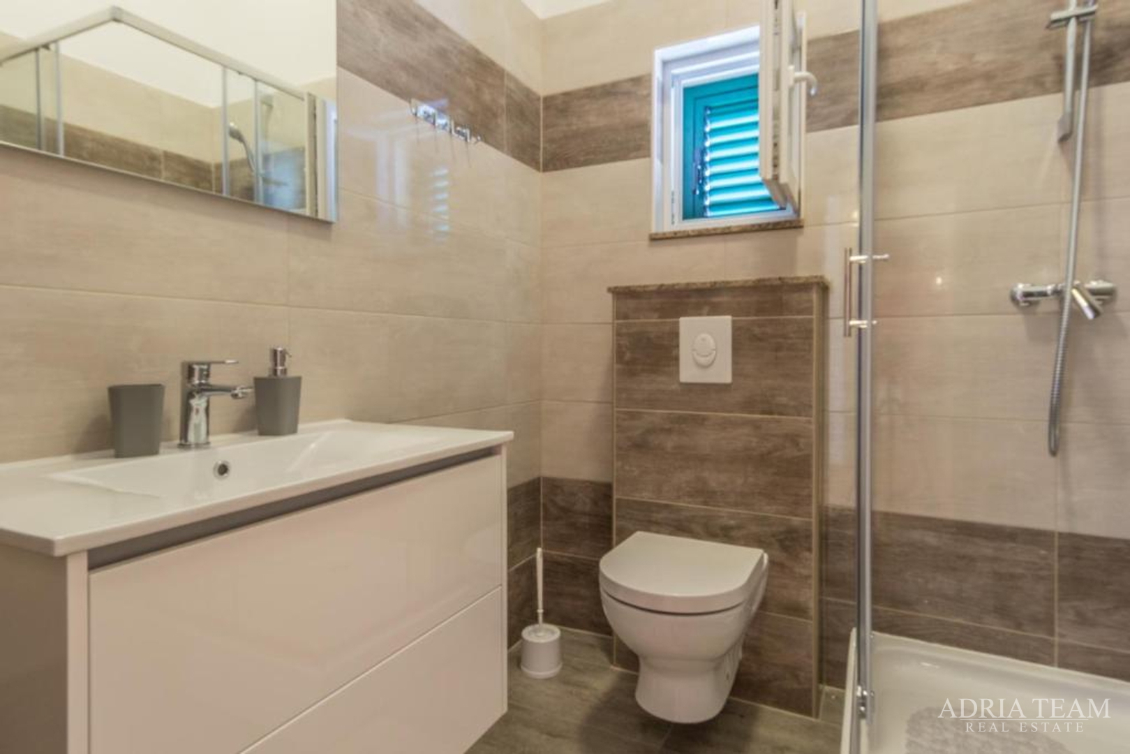 KUĆA U NIZU, PRVI RED DO MORA - ŠIMUNI, PAG