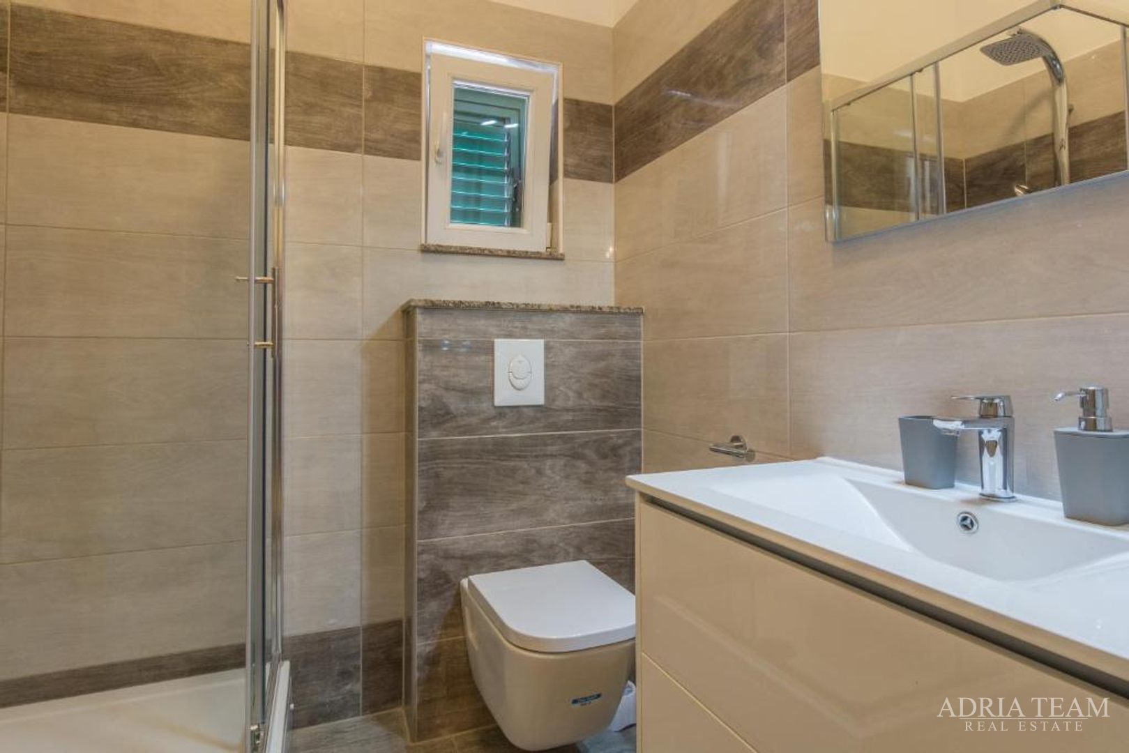 KUĆA U NIZU, PRVI RED DO MORA - ŠIMUNI, PAG