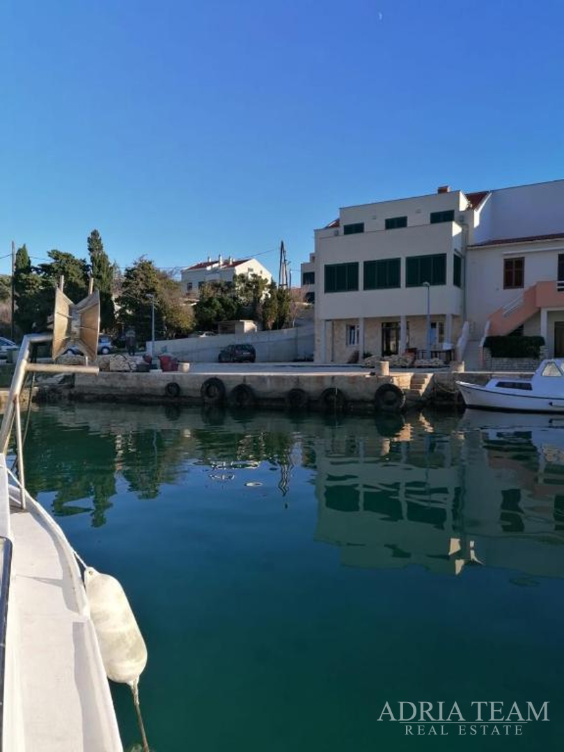 KUĆA U NIZU, PRVI RED DO MORA - ŠIMUNI, PAG