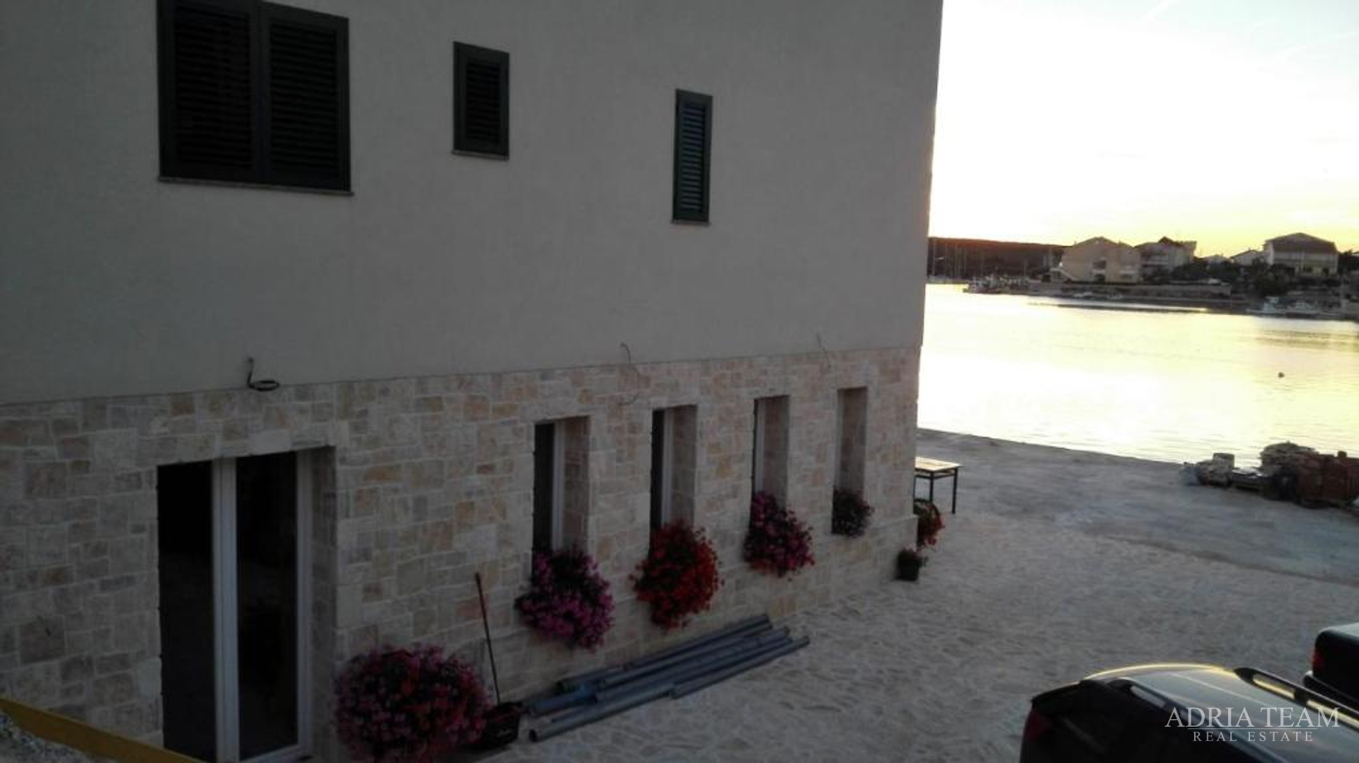 KUĆA U NIZU, PRVI RED DO MORA - ŠIMUNI, PAG