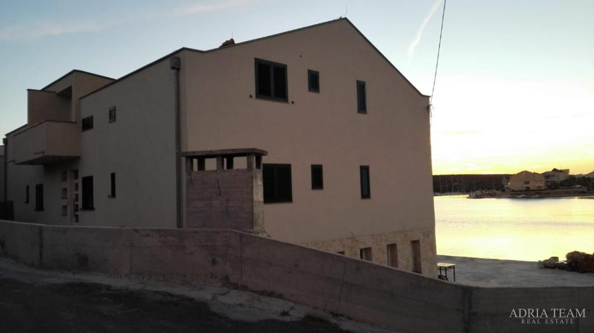 KUĆA U NIZU, PRVI RED DO MORA - ŠIMUNI, PAG