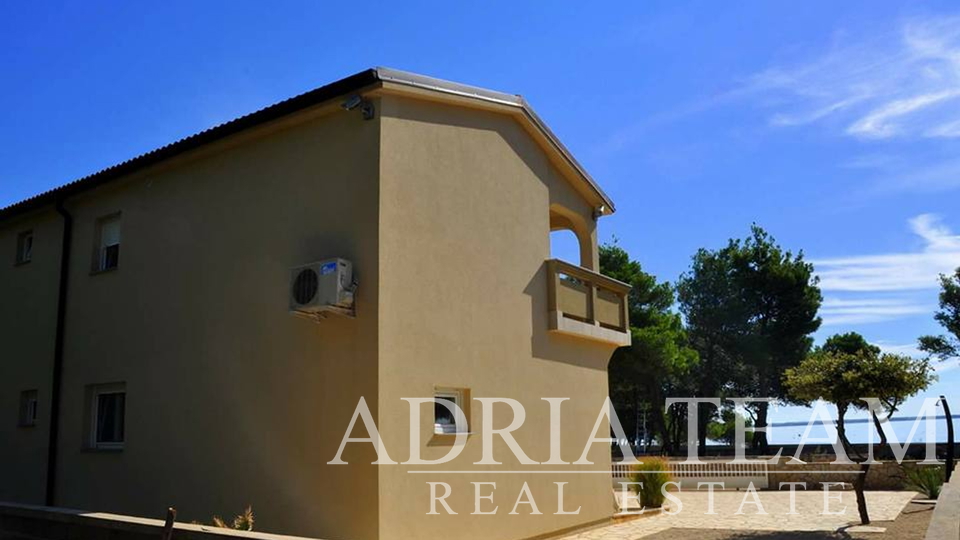 HOUSE WITH THREE RESIDENTIAL UNITS AND SEA VIEW - VIR