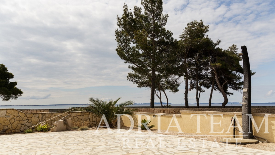 HOUSE WITH THREE RESIDENTIAL UNITS AND SEA VIEW - VIR