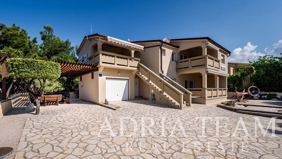 HOUSE WITH THREE RESIDENTIAL UNITS AND SEA VIEW - VIR