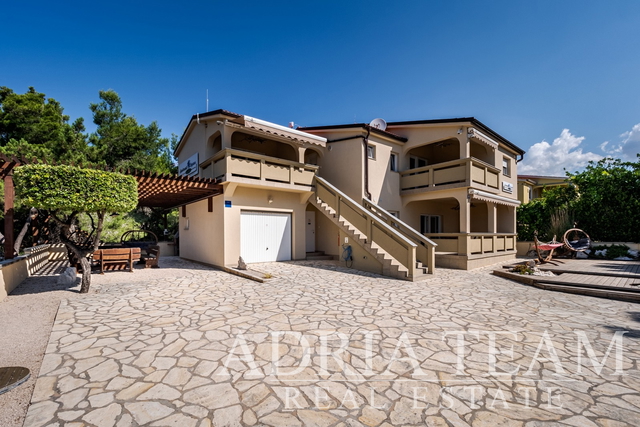 HOUSE WITH THREE RESIDENTIAL UNITS AND SEA VIEW - VIR