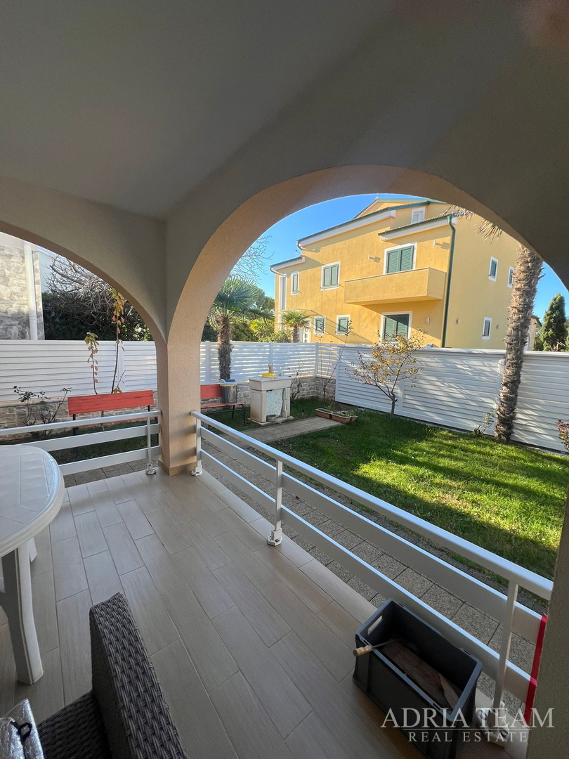 KUĆA S DVIJE STAMBENE JEDINICE, 50 m OD MORA - VIR, JUŽNA STRANA