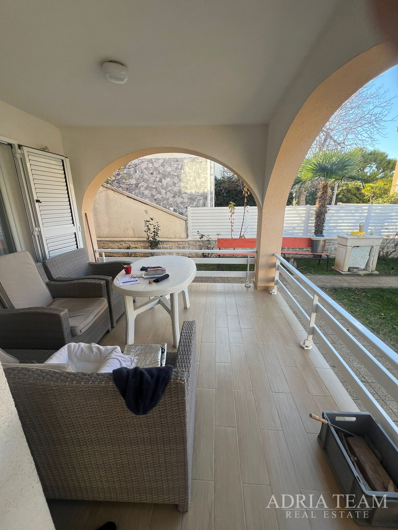 KUĆA S DVIJE STAMBENE JEDINICE, 50 m OD MORA - VIR, JUŽNA STRANA