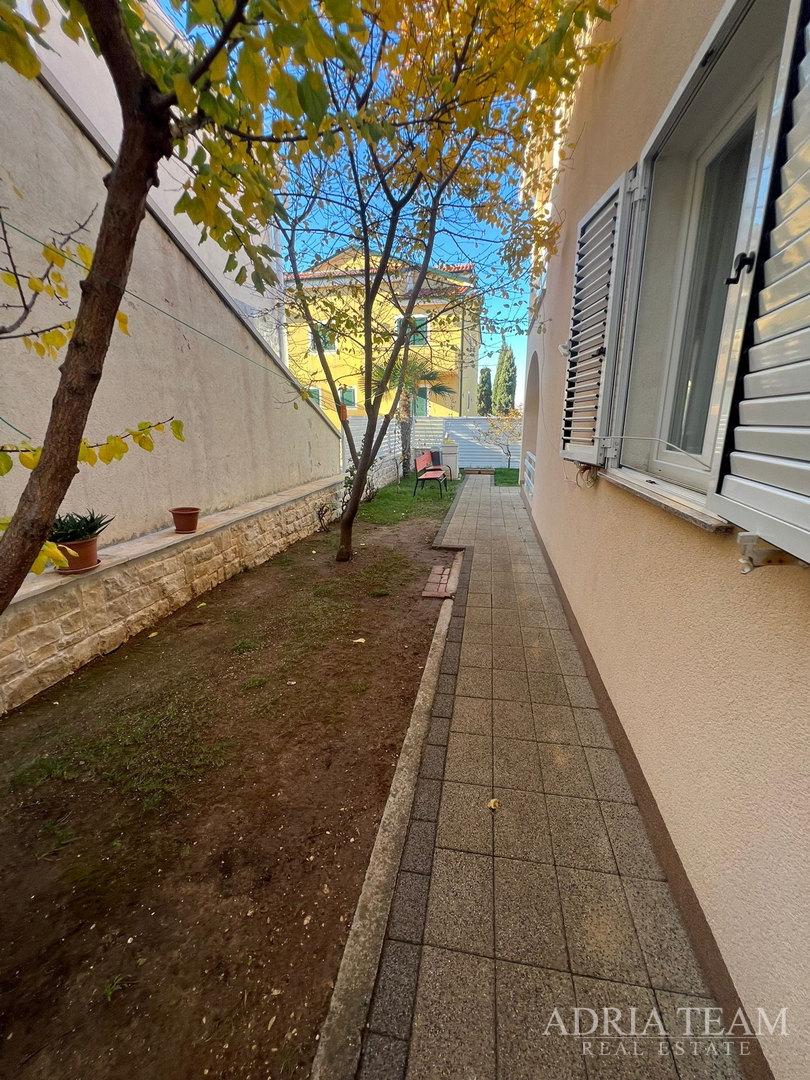 KUĆA S DVIJE STAMBENE JEDINICE, 50 m OD MORA - VIR, JUŽNA STRANA