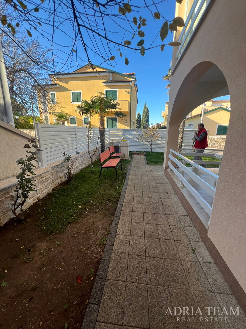 KUĆA S DVIJE STAMBENE JEDINICE, 50 m OD MORA - VIR, JUŽNA STRANA