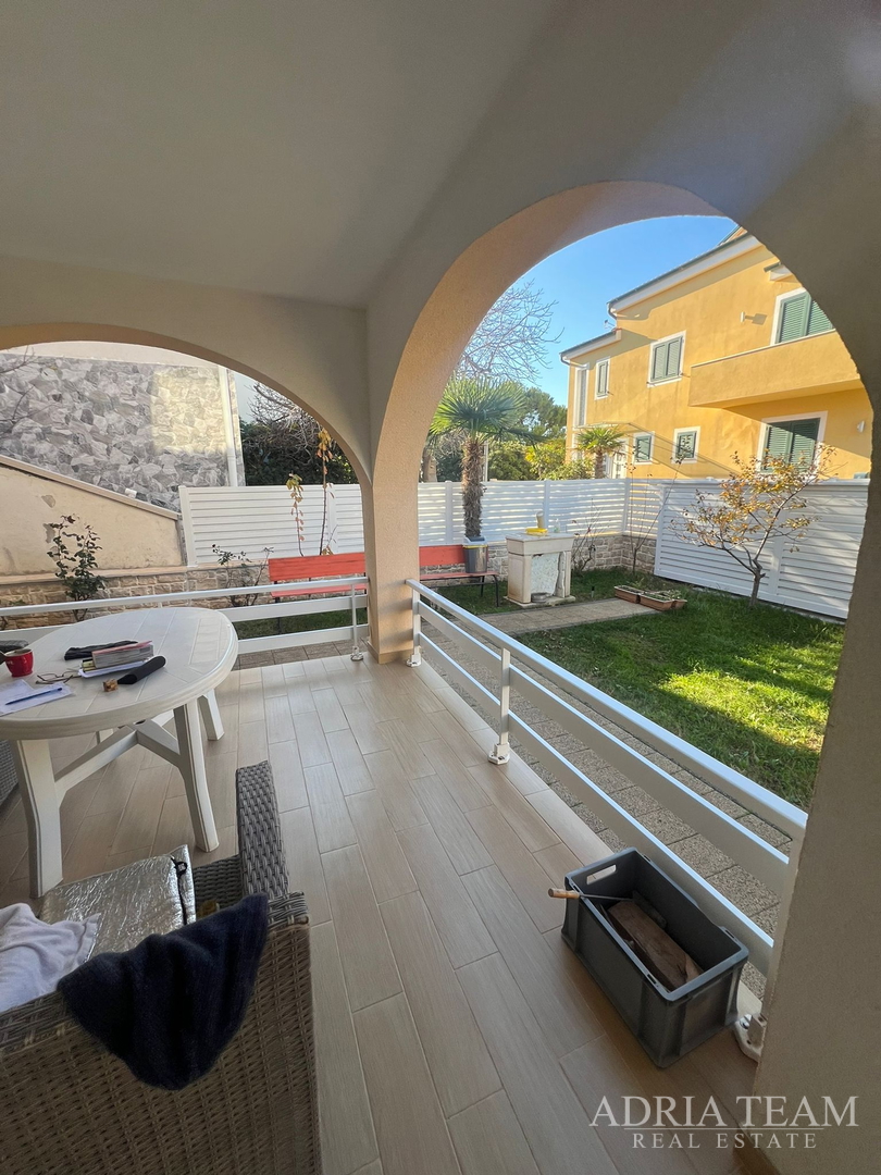 KUĆA S DVIJE STAMBENE JEDINICE, 50 m OD MORA - VIR, JUŽNA STRANA