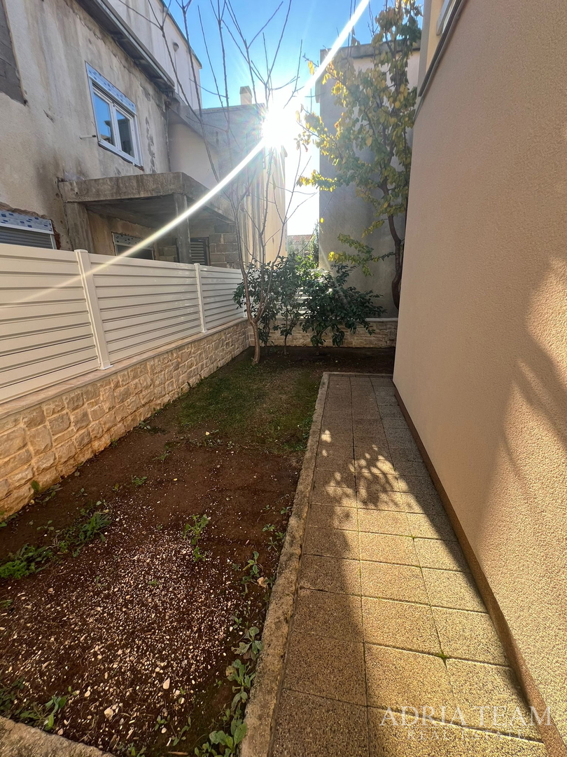 KUĆA S DVIJE STAMBENE JEDINICE, 50 m OD MORA - VIR, JUŽNA STRANA