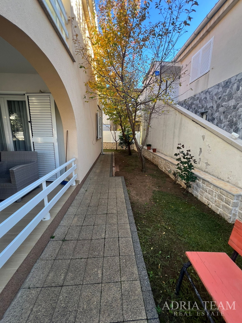 KUĆA S DVIJE STAMBENE JEDINICE, 50 m OD MORA - VIR, JUŽNA STRANA