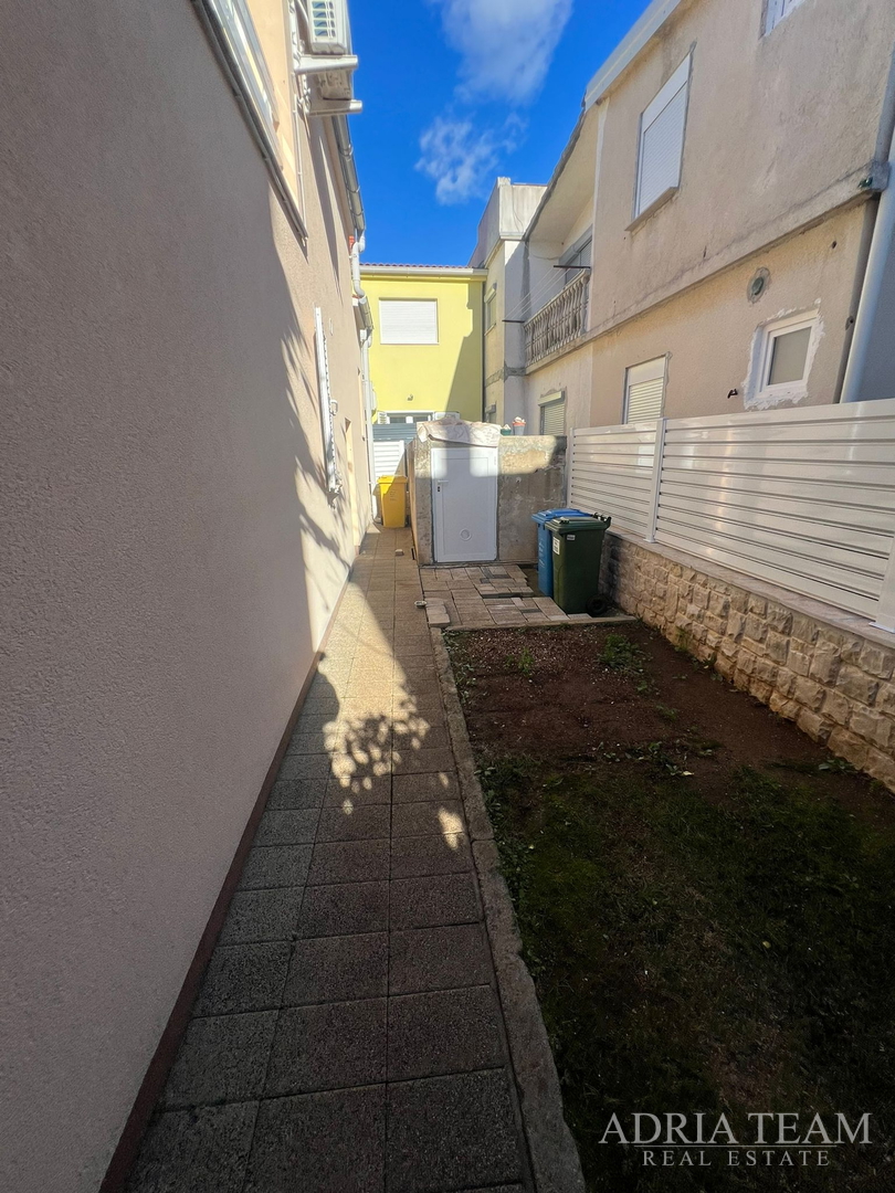 KUĆA S DVIJE STAMBENE JEDINICE, 50 m OD MORA - VIR, JUŽNA STRANA