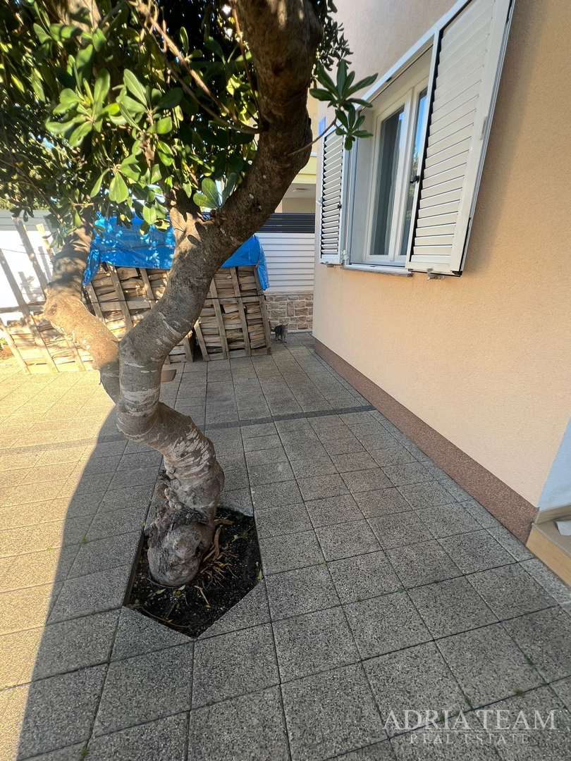 KUĆA S DVIJE STAMBENE JEDINICE, 50 m OD MORA - VIR, JUŽNA STRANA